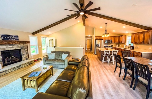 Necedah House | New Castle Rock Lakefront Getaway w hot tub and boat slip