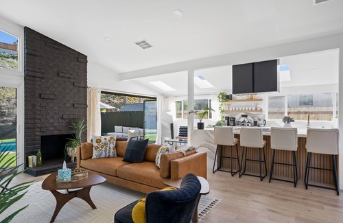 Lake Murray House | New Chic & Spacious, Pool, Hot Tub Pristine, Free Park,AC,Hike, Groups