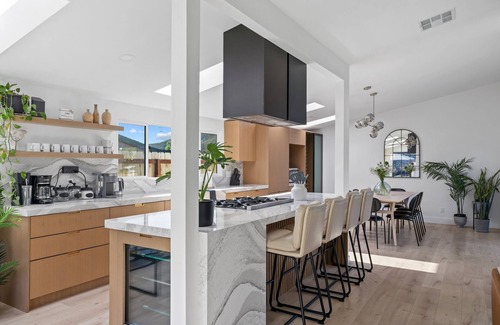 Lake Murray House | New Chic & Spacious, Pool, Hot Tub Pristine, Free Park,AC,Hike, Groups