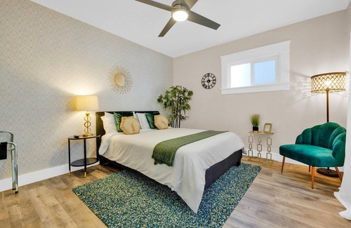 Golden Hill House | New! CoLiVilla 12 BD - Sleeps up to 21 Guests!