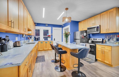 Golden Hill House | New! CoLiVilla 12 BD - Sleeps up to 21 Guests!