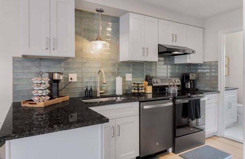Mount Clemens Apartment | NEW! Comfy 1 Bedroom Flat | Hollywood Suites