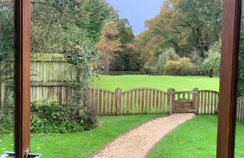 Cranbrook House | NEW Cosy cottage - Lake view & Log Burner - Dog proof garden