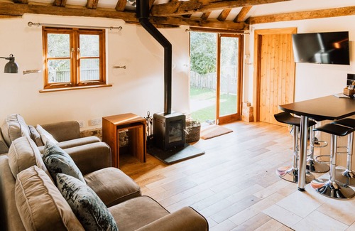 Ewhurst Green Cottage | NEW Cosy Cottage. Pets welcomed. Country walks & Lake views. Nov offers.