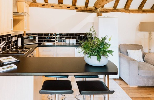 Ewhurst Green Cottage | NEW Cosy Cottage. Pets welcomed. Country walks & Lake views. Nov offers.