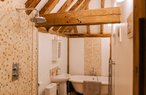 Ewhurst Green Cottage | NEW Cosy Cottage. Pets welcomed. Country walks & Lake views. Nov offers.