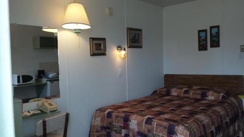 Swan River Hotel | New Country Motel