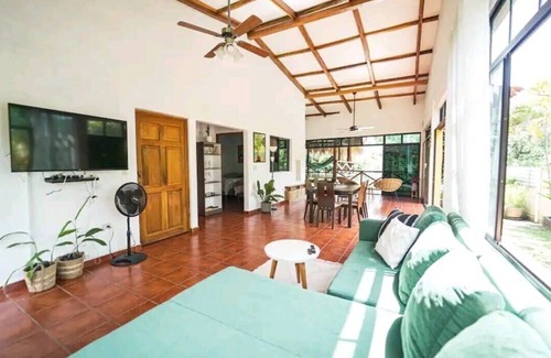 Tamanique House | [NEW] Cozy 2-bedroom Beachhouse with ACs, WiFi, lounge deck & great pool!