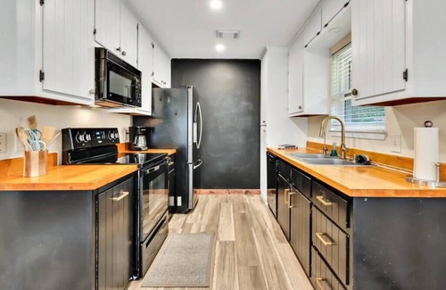 Hewitt House | New! Cozy Retreat Located 15 minutes to Waco