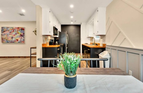 Hewitt House | New! Cozy Retreat Located 15 minutes to Waco