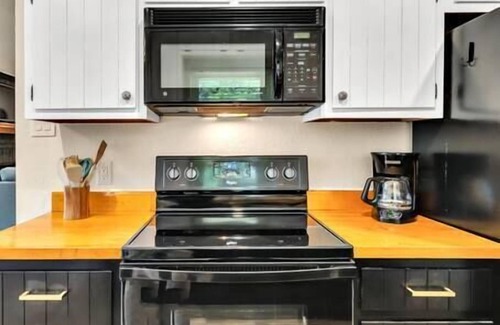 Hewitt House | New! Cozy Retreat Located 15 minutes to Waco