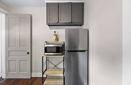 Bonnycastle Apartment | NEW Cozy Studio Unit in the Heart of the Highlands