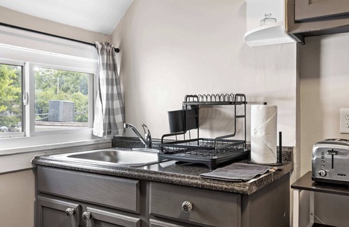 Bonnycastle Apartment | NEW Cozy Studio Unit in the Heart of the Highlands