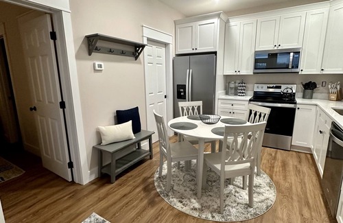 La Follette Cottage | New Deerfield Resort Cottage Sleeps 4 Couples Getaway Norris Lake