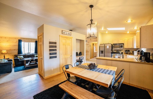 Florissant Cabin | NEW! Deluxe Cabin! Hot Tub/King Suite/Mt. View/Fire Pit/3 Acres!