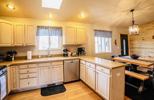 Florissant Cabin | NEW! Deluxe Cabin! Hot Tub/King Suite/Mt. View/Fire Pit/3 Acres!