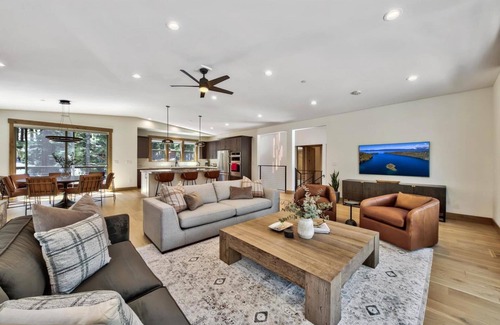 Kingswood Estates Cabin | New Designer Mountain Home, Hot Tub, Bunk Beds, EV Charger