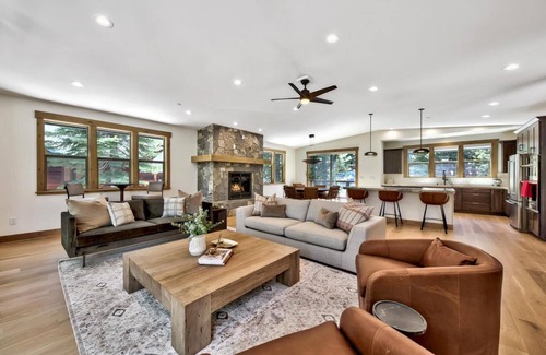 Kingswood Estates Cabin | New Designer Mountain Home, Hot Tub, Bunk Beds, EV Charger