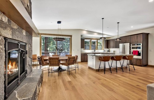 Kingswood Estates Cabin | New Designer Mountain Home, Hot Tub, Bunk Beds, EV Charger