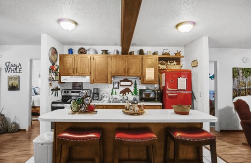 Cloudcroft Cabin | NEW! Eagle's Nest - Hot Tub, Deck & Prime Location