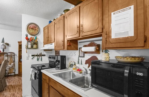 Cloudcroft Cabin | NEW! Eagle's Nest - Hot Tub, Deck & Prime Location