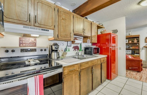 Cloudcroft Cabin | NEW! Eagle's Nest - Hot Tub, Deck & Prime Location