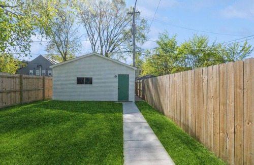 Woodlawn Apartment | NEW Eco Stay by UChicago, Lakefront & Hyde Park!