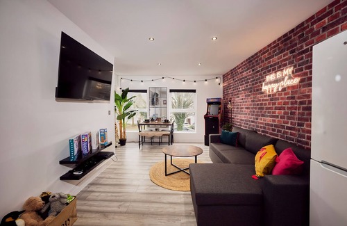 Luton Apartment | New Flat~FREE Parking~PS4~WORKSPACE
