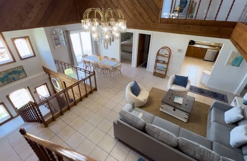 South Padre Island House | NEW! Fun Retro Island Vibe * Sleeps 17 * Beach 1 block