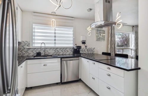 Crystal Beach House | NEW! Glamorous Cottage w/2 BR+ 1BA/Near Lake