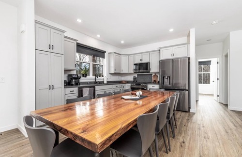 The Galena Territory House | New: Golf Sim & Theater Room + Noon Check-in