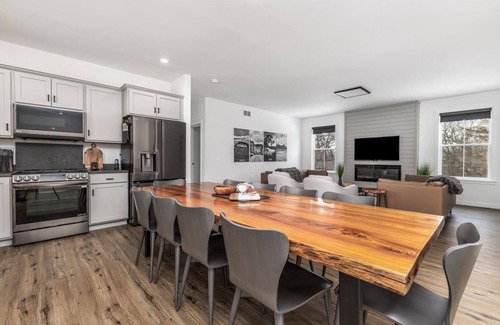 The Galena Territory House | New: Golf Sim & Theater Room + Noon Check-in