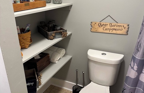 Tate House | New Guest suite located in Jasper with a mountian view and fire pit