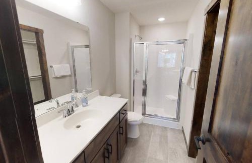 Lake Shore House | New Gull Lake Townhome! 5 bed 3200ft and Boat Slip