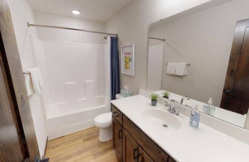 Lake Shore House | New Gull Lake Townhome! 5 bed 3200ft and Boat Slip