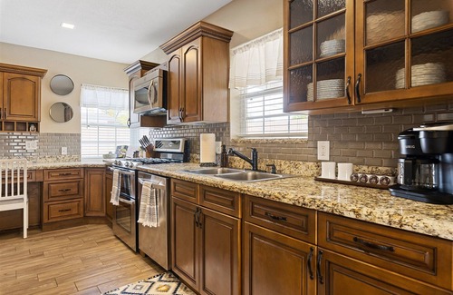 Encanto House | NEW ✴ HEATED POOL✴HOT TUB✴6 BR✴INCLUDES POOL HOUSE