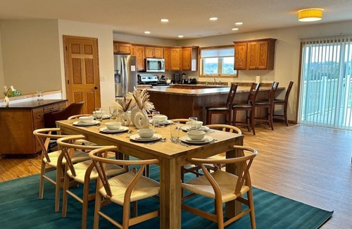 Decorah Condo | New Heights - 4Bd 2Ba, King, Pet Friendly, Close to Everything!