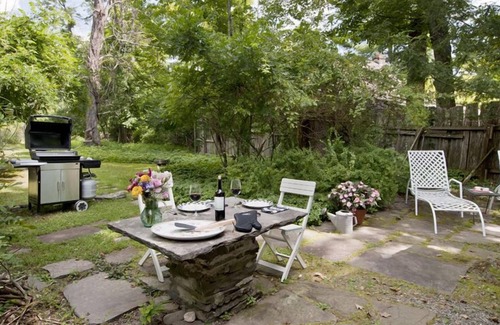 Woodstock Cottage | NEW! Herb Cottage: Historic Artist's Cottage, Wood Stove, Walk to Town!