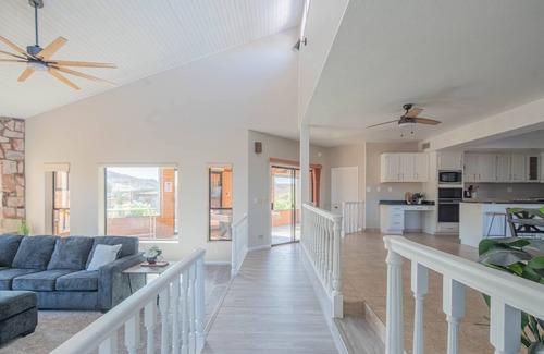 South Mountain House | NEW! Hidden mini movie theater, Game room, Putt putt, Pool, & MORE