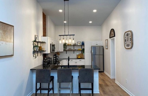 California Apartment | New! Historic and Renovated 3BR Riverside Suite