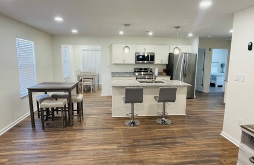 Pleasure Ridge Park House | New home just build, fenced .Close to many restaurants. 20 min to the airport