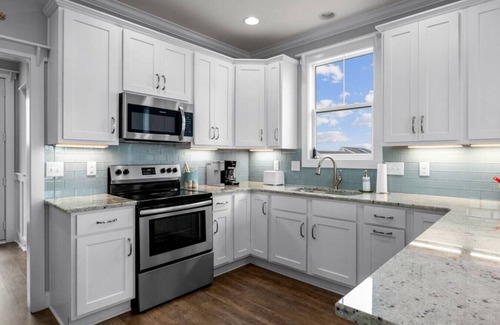 Holden Beach House | New home w/huge pool, 2 min walk to beach!