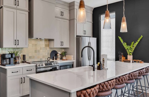 Nashville House | New Iconic Duo! 15 Mins to DT Nash - Sleeps 24!