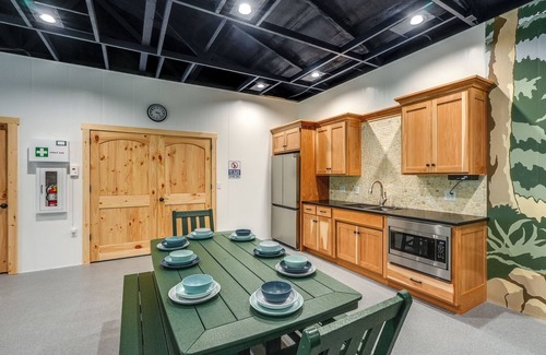 Dover Cabin | NEW *Indoor Pool* | Game Rm, Private Log Cabin - Fun for All Ages 4b/3b sleep 14