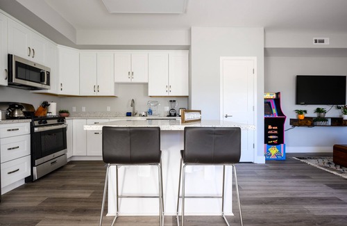 Campbell Apartment | NEW King bed Apt w/fast WI-FI, centrally located!