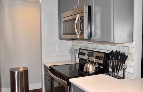 Downtown West Apartment | New! King Bed Top Floor Suite Near Busch Stadium