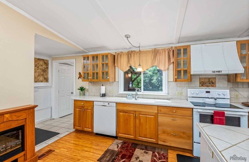 Florence House | New Listing! Adorable spacious home on a large private lot near the dunes and Old Town Florence.