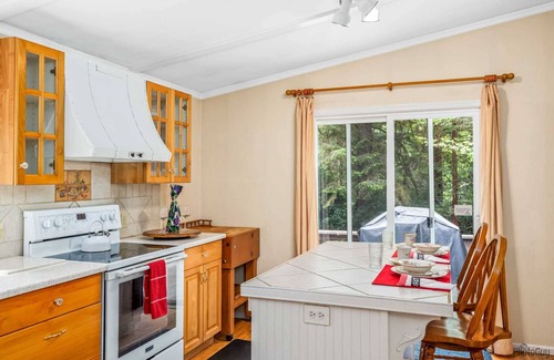 Florence House | New Listing! Adorable spacious home on a large private lot near the dunes and Old Town Florence.