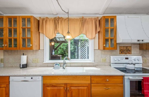 Florence House | New Listing! Adorable spacious home on a large private lot near the dunes and Old Town Florence.