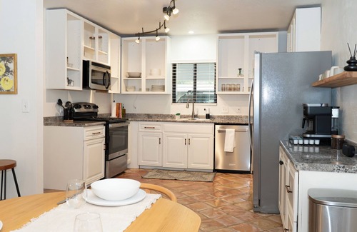 Westside Development House | New Listing! Gem Show Retreat 4 Beds Private HT, Pool & Putt Putt Mins to DT